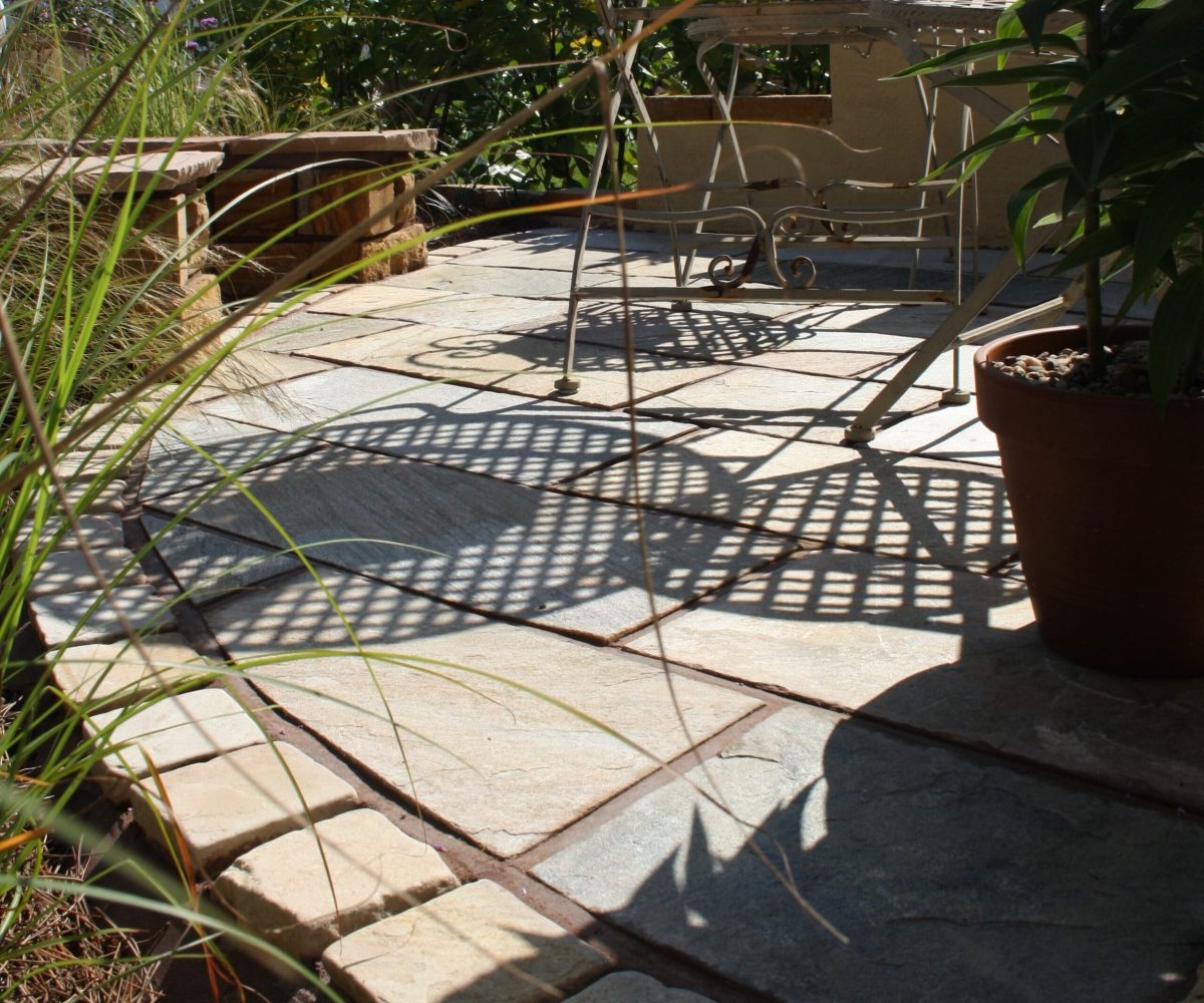 Natural-Paving-Cobblestone-Calico-Sandstone-Cobbles-Circle-Patio-Border-scaled