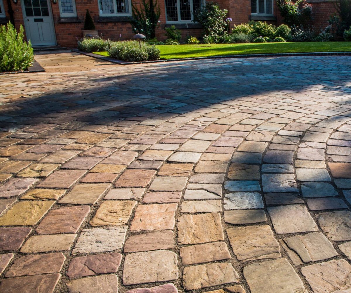 Natural-Paving-Cobblestone-Meadow-Sandstone-Cobbles-Circular-Driveway-scaled-1.jpg