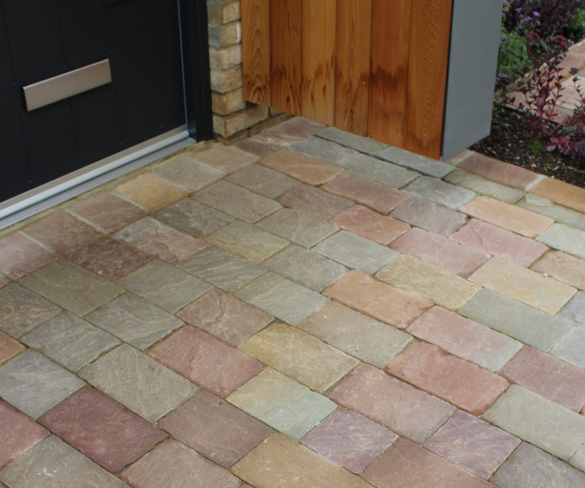 Natural-Paving-Fossestone-Forest-Block-Paving-House-Entrance-scaled
